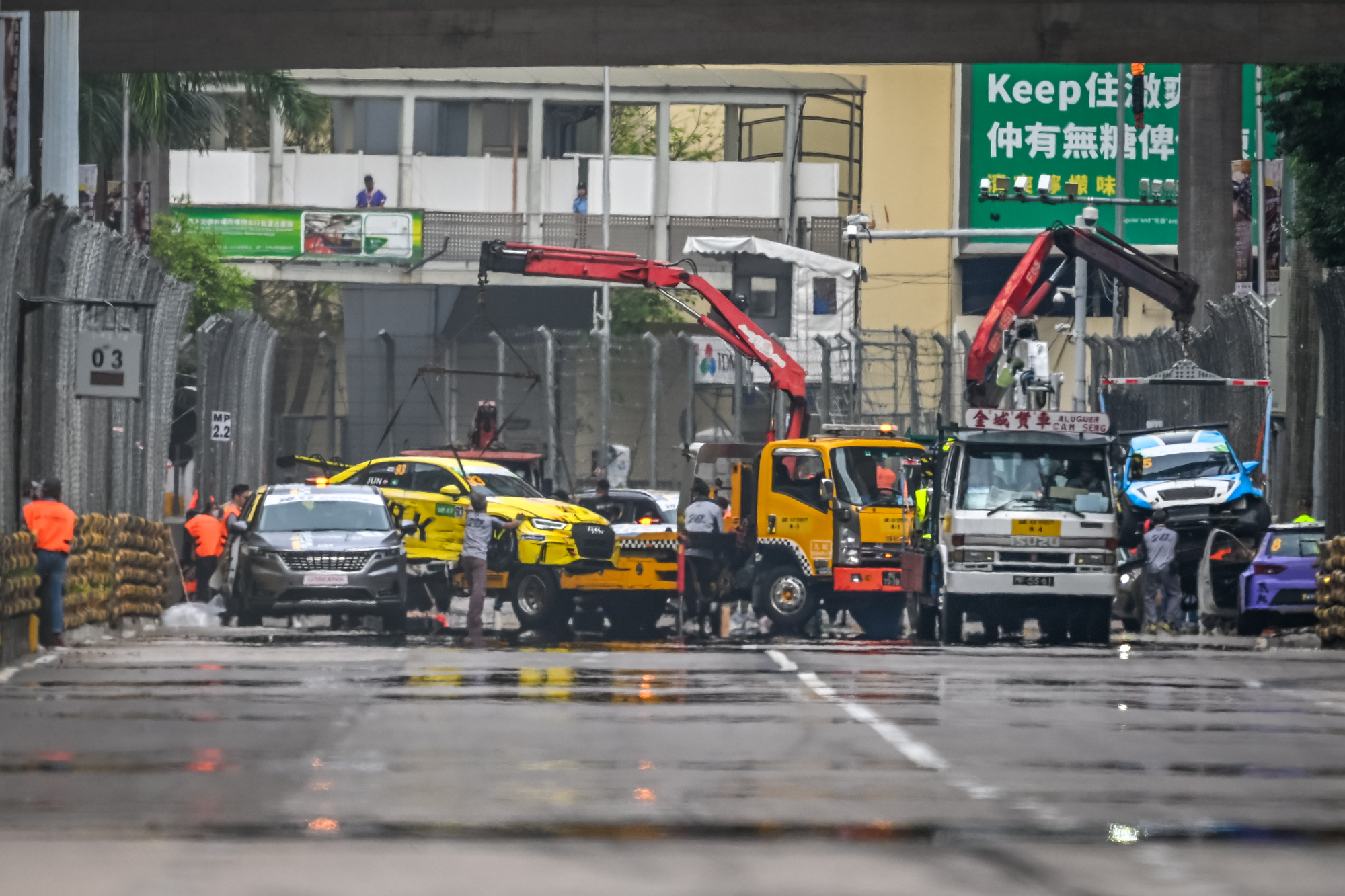B6  TCR亞洲挑戰賽首回合賽道濕滑，頻出意外。.jpg